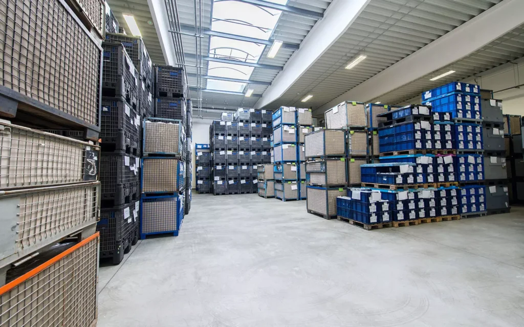 Verwendung von Spezialbehältern im Lager