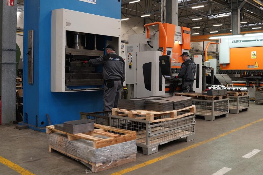 Arbeit im Lager an Palettenaufsätzen