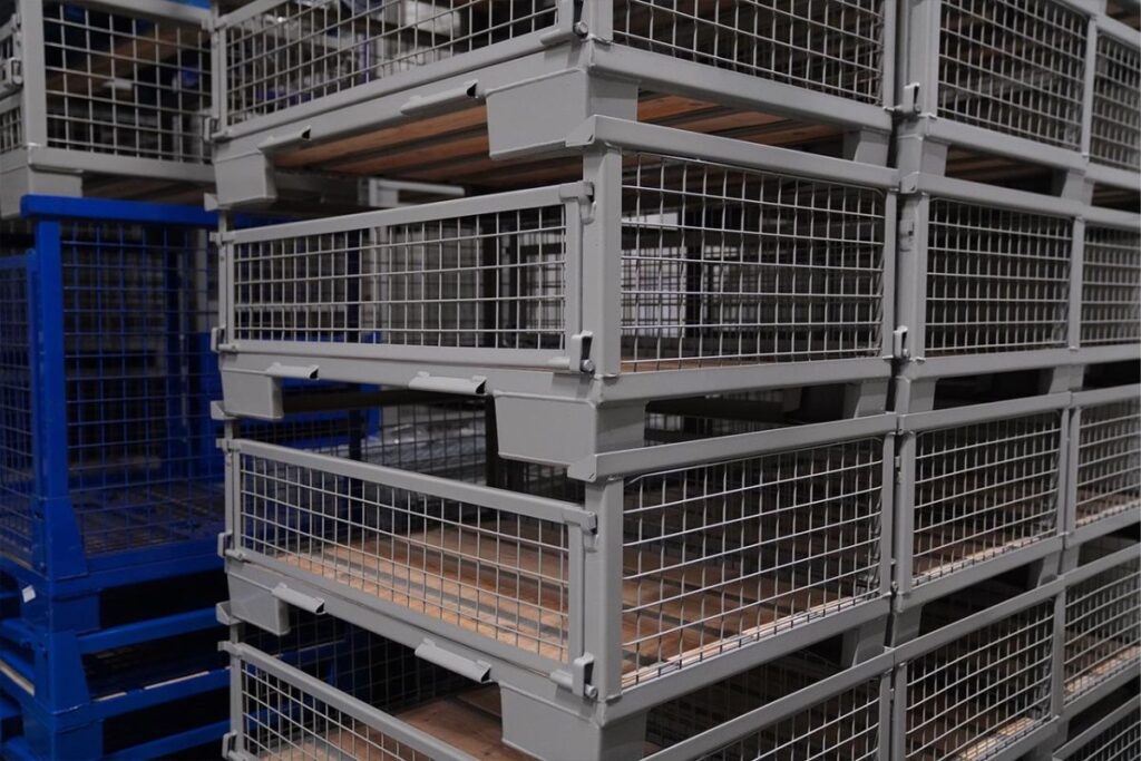Gitterboxen im Lager, grau und blau