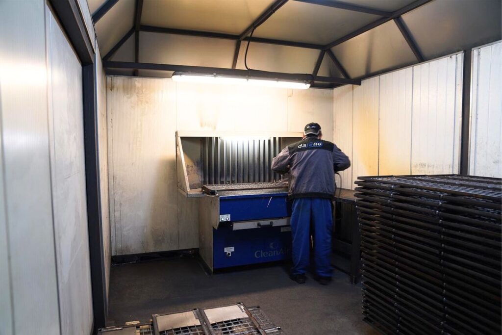 Arbeit bei der Herstellung von Gitterboxen auf Bestellung