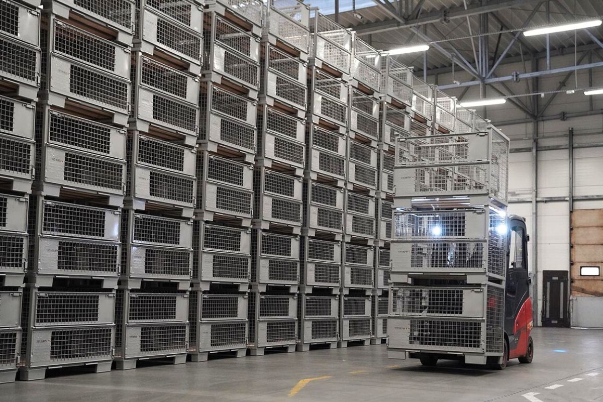 Transport von Gitterboxen im DAJANO-Lager